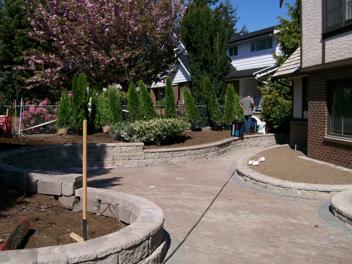 patio with retaining wall